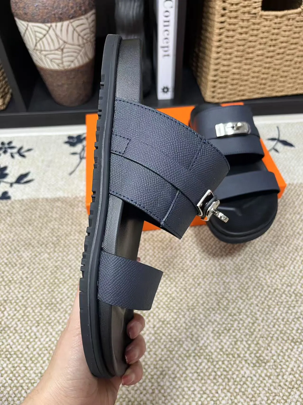 Factory price: 340💰Long-term availability Hermes men's Kazimir slippers for couples - top quality, Hermès woven calfskin functional sandals. The interwoven upper inspired by the "H" iconic pattern creates a casual look, which can be said to be a good companion for summer. Imported cowhide + cowhide lining + TU men's shoes💰Outsole Size: 35-46